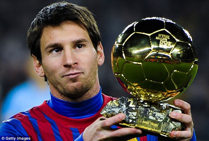 hinh anh messi voi qua bong vang