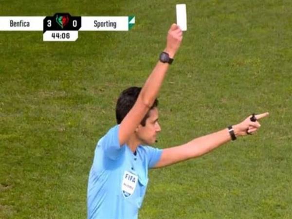 Thẻ trắng trong bóng đá là gì?