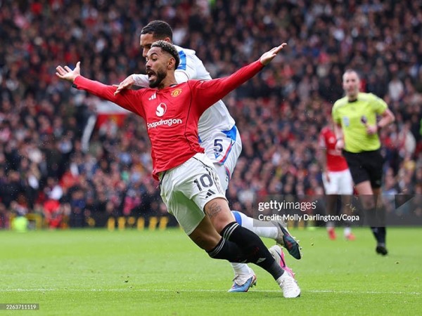 Glasner phản pháo: “Lỗi bắt đầu ngoài vòng cấm” Glasner phản pháo: “Lỗi bắt đầu ngoài vòng cấm”