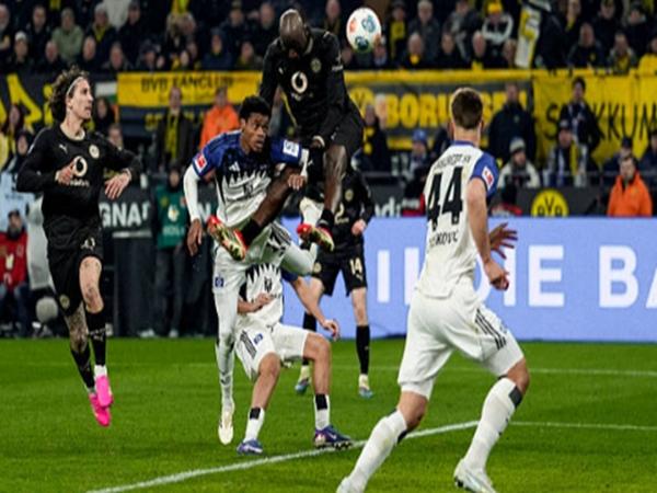 Tin Dortmund: Bensebaini lập cú đúp thắng ngược Hamburger